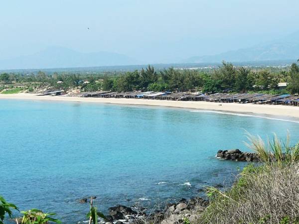 Tắm ở bãi Dài: Bãi Dài của Nha Trang là một trong những bãi biển hoang sơ và đẹp nhất nước. Bờ cát thoai thoải trắng mịn với nước trong vắt là nơi lý tưởng cho các du khách tắm biển, vui đùa. Ảnh: Phunuonline.